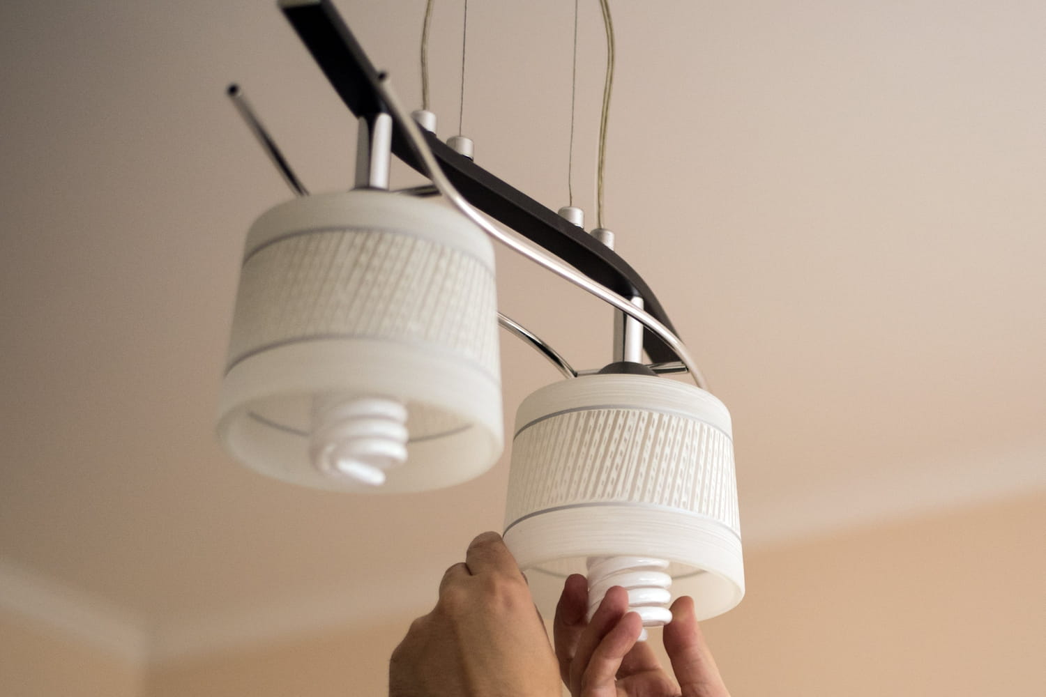 Comment installer un luminaire s'il n'y a pas de boîtier électrique