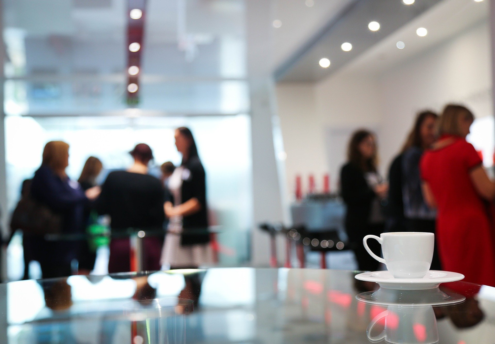 Une brève pause-café offre aux employés des moyens rapides de se détendre et de créer une camaraderie entre collègues.